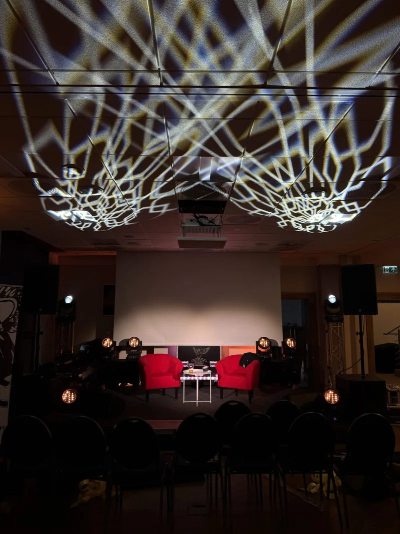 Scena, nagłośnienie i oświetlenie konferencji w Hotelu Diament